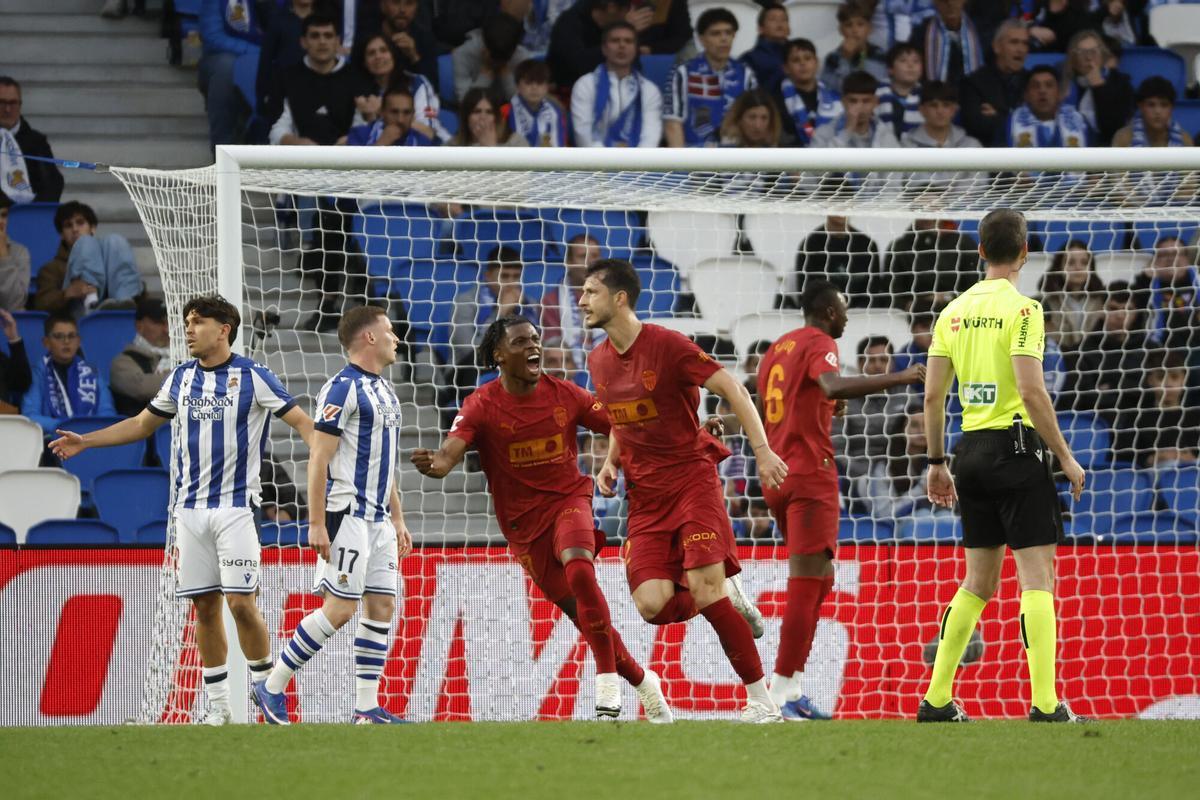 SAN SEBASTIÁN, 17/05/2026.- El centrocampista argentino del Valencia Guido Rodríguez (3d) celebra su gol, tercero del equipo ante la Real, durante el partido de la jornada 37 de LaLiga que Real Sociedad y Valencia CF disputan este domingo en el estadio de Anoeta. EFE/Juan Herrero