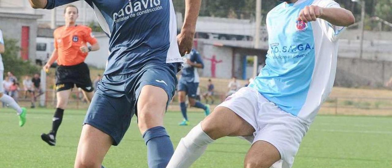 El unionista Xaco controla el balón presionado por el central del Maside. // Iñaki Osorio