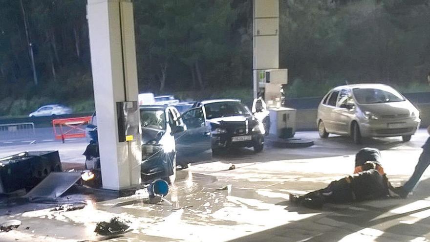 Empotra su coche contra un surtidor de gasolina y arrolla a dos personas en Santiago