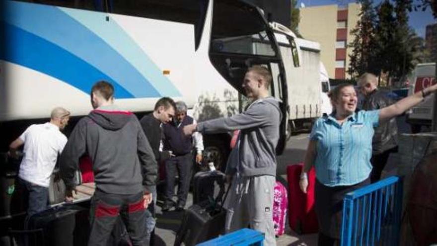 La &quot;lanzadera&quot; del AVE se reformula en &quot;lanzaderas base&quot; de autobuses a la estación.