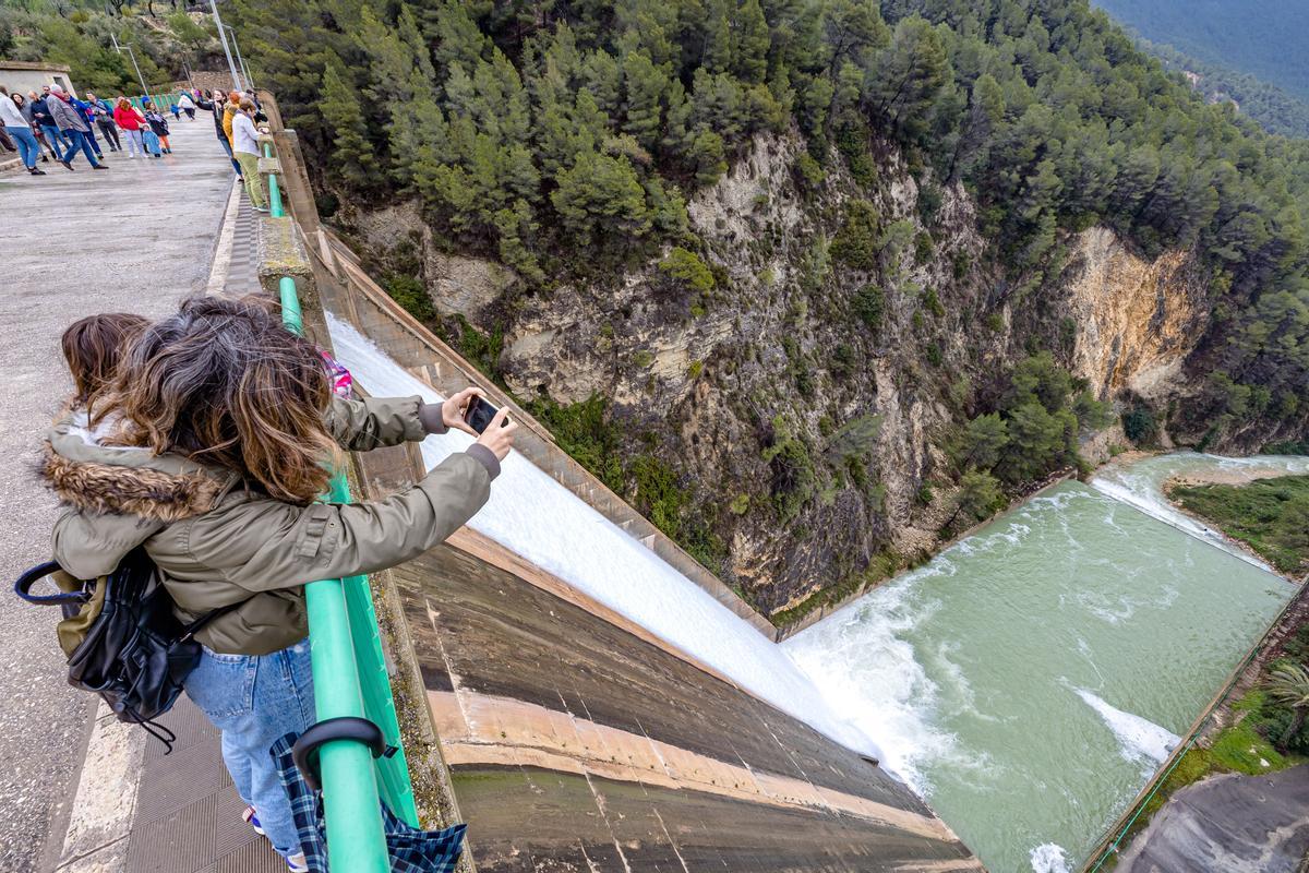 El embalse de Guadalest, con las compuertas abiertas para desaguar, tras la tormenta Celia.