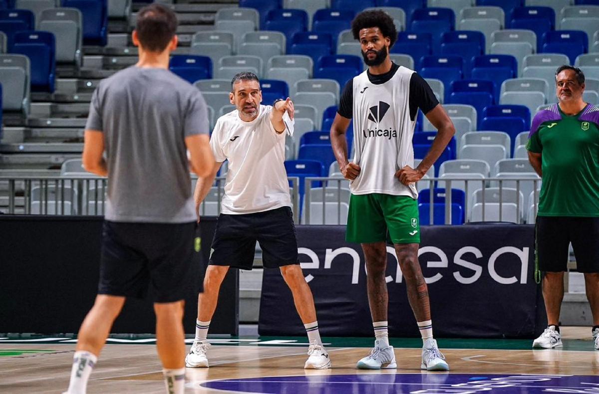 Ibon Navarro da indicaciones a sus jugadores en un entrenamiento del Unicaja.