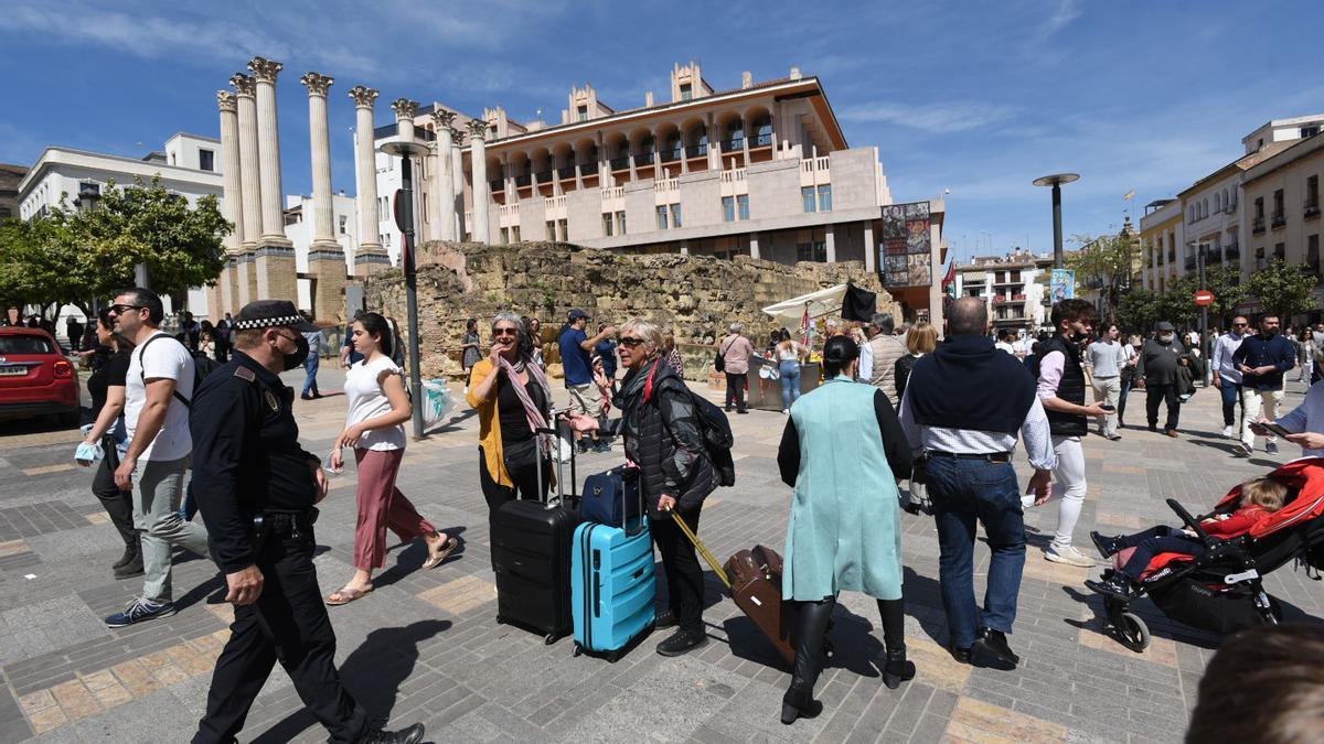 Turistas, junto al Ayuntamiento de Córdoba, en el mes de abril.