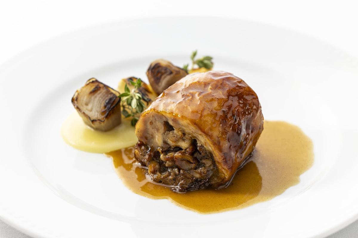 Carret de cordero relleno con cebolletas y chalotas asadas en brasa en Casa Felisa.