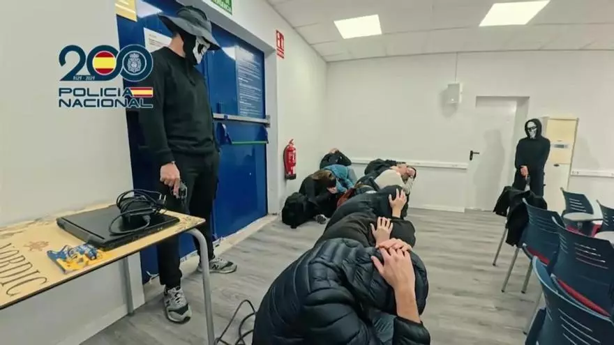 La Policía Nacional realiza un simulacro de ataque terrorista con víctimas y rehenes durante un partido de fútbol en Valencia