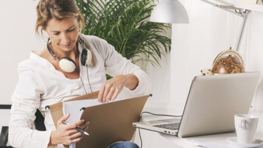 Una mujer teletrabajando