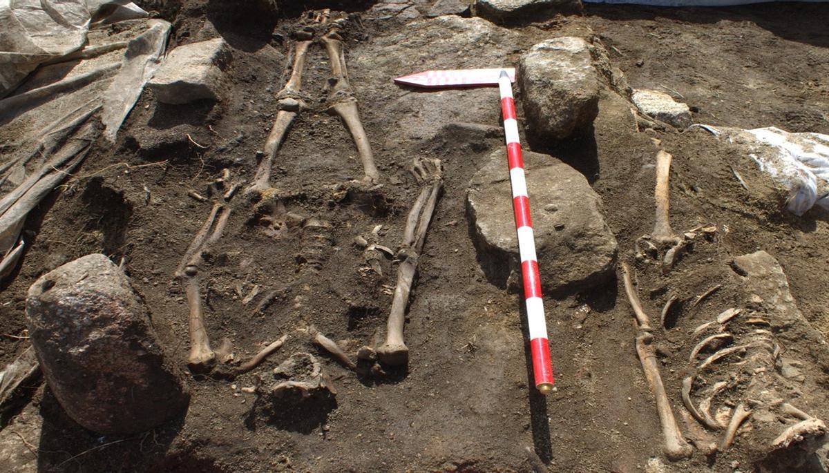 Restos óseos en la necrópolis de Adro Vello, parte esencial del yacimiento arqueológico situado en la playa grovense de O Carreiro.