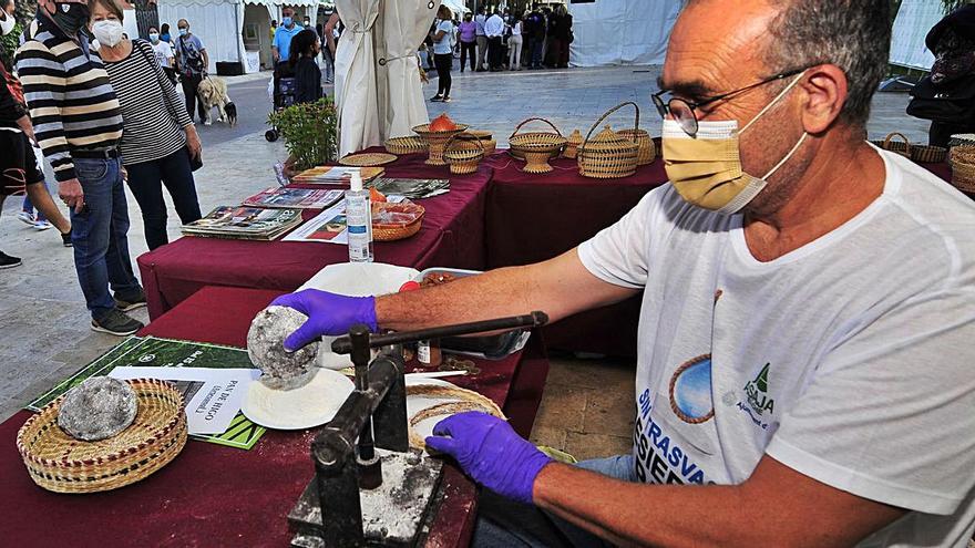 Un artesano elaborando pan de higo en uno de los puesto del Paseo de la Estación.  | MATÍAS SEGARRA 