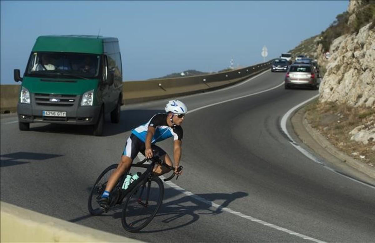 Un ciclista traza una curva.