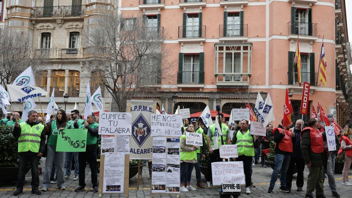 Así ha sido la sonora protesta de la Policía Local de Palma frente a Cort.