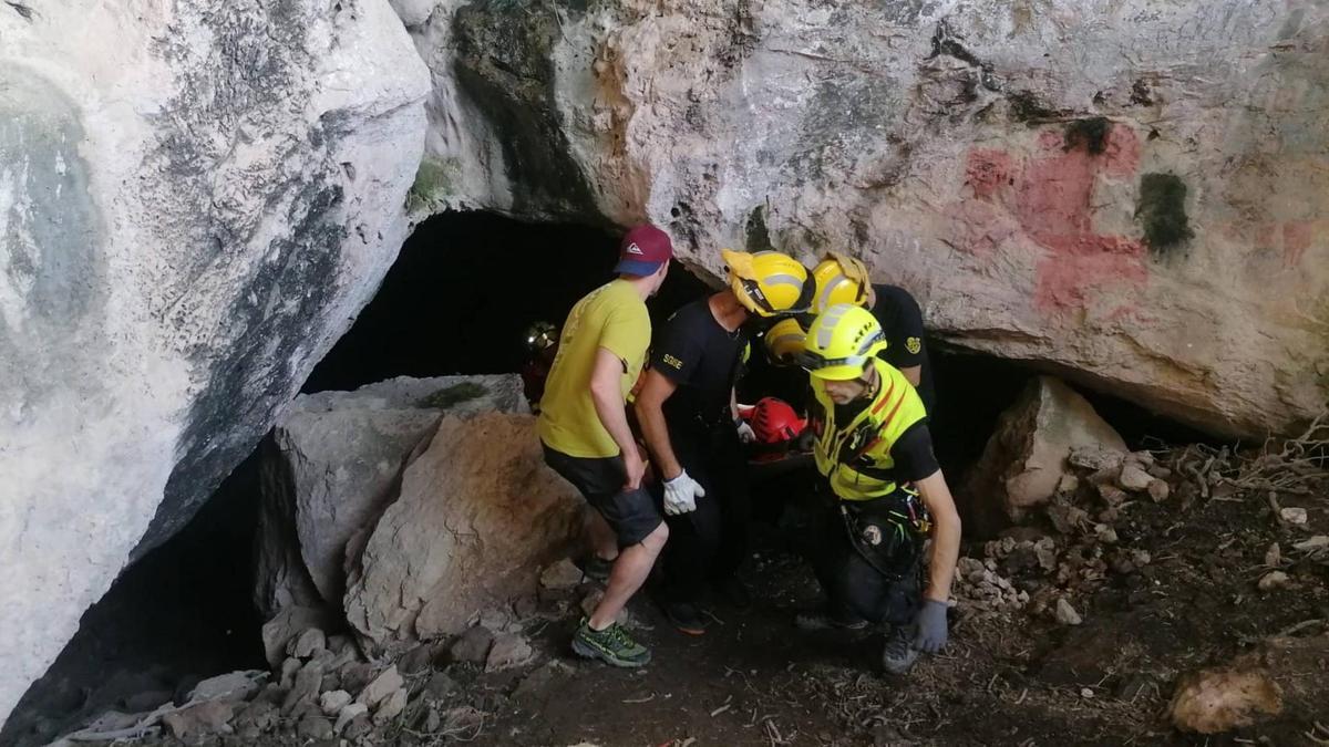 Rescatan en helicóptero a un hombre accidentado en la Cova Santa de la Font de la Figuera