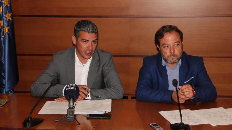 El consejero de Agricultura, Narvay Quintero, y el director general del área, César Martín, ayer en una rueda de prensa.