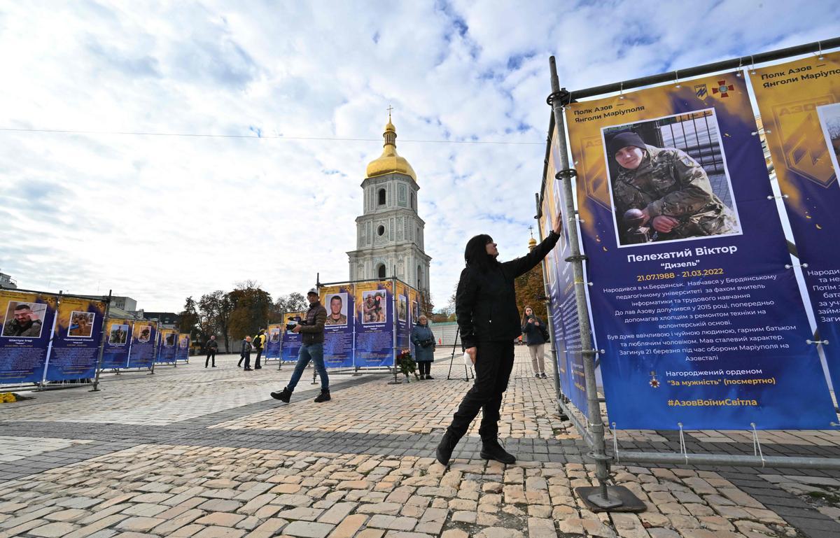 Exposición al aire libre Regimiento Azov - Ángeles de Mariupol en el centro de Kiev para conmemorar el Día de los Defensores de Ucrania el 14 de octubre de 2022, en medio de la invasión rusa de Ucrania