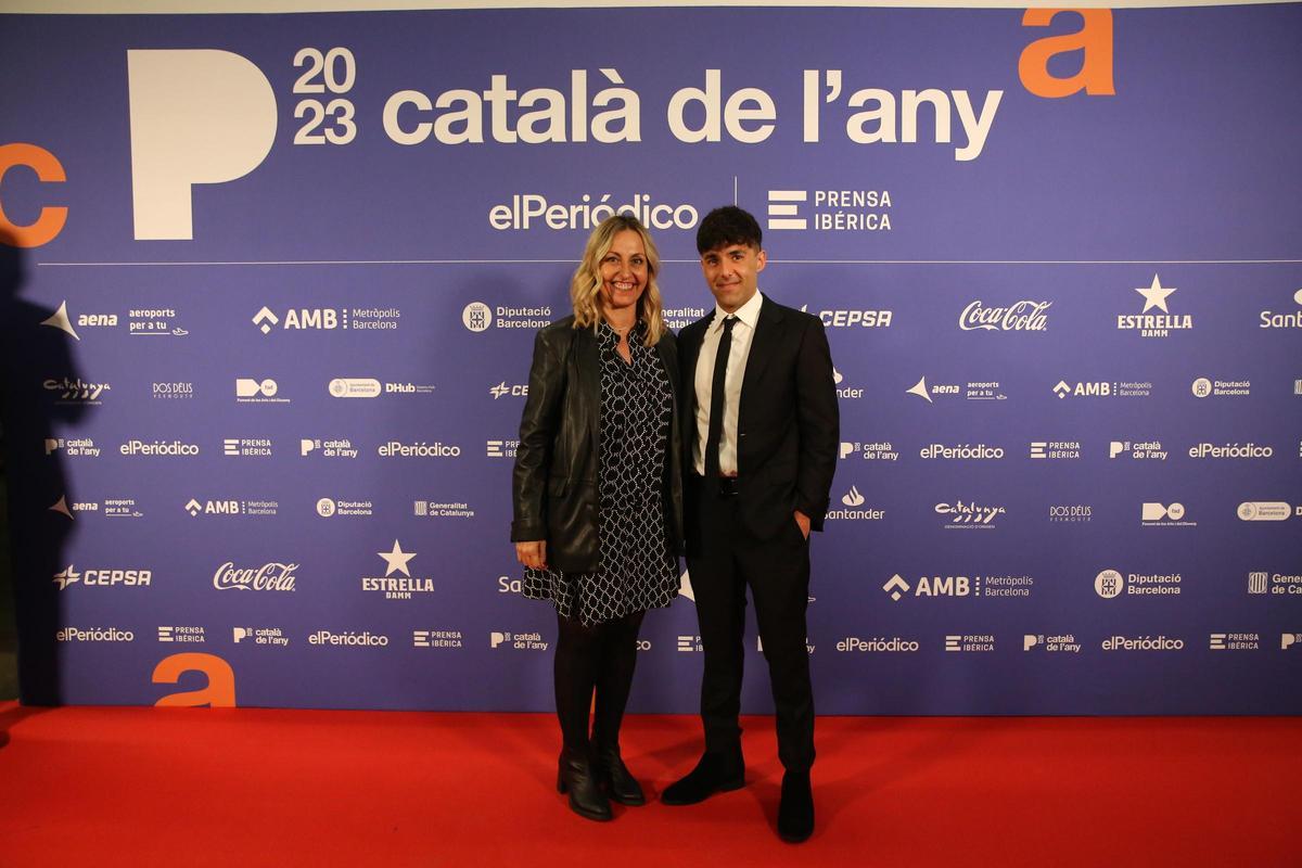 Eva Menor, de la Diputació de Barcelona, con El Mago Pop, a la entrada del evento.