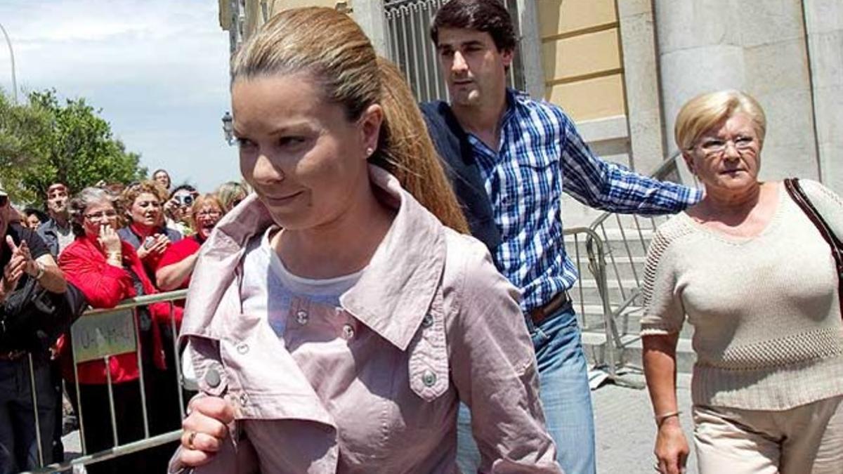 María José Campanario, su madre, Remedios Torres, y 'Jesulín'  salen de la Audiencia Provincial de Cádiz, en mayo del 2011.