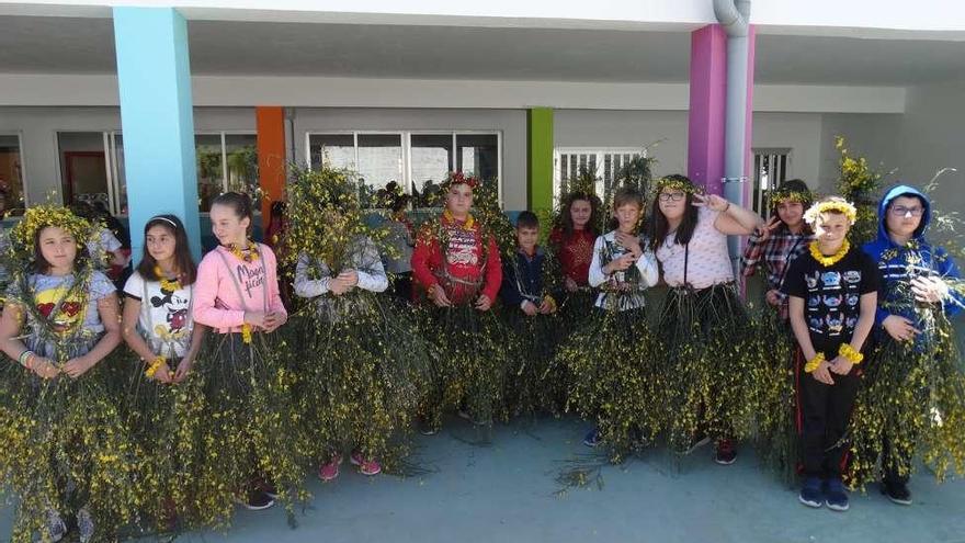 O alumnado de Espiñeira vestido onte con xestas para celebrar o maio. // FDV