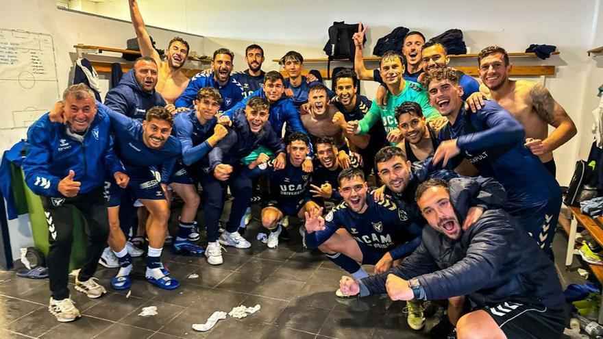 La plantilla del UCAM Murcia celebra el triunfo ante el Cádiz Mirandilla. | PRENSA UCAM MURCIA CF