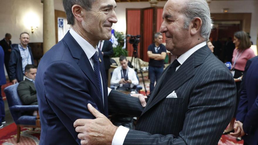 Manuel Menéndez Menéndez,  a la izquierda, y el empresario Juan  Alvargonzález Figaredo, ayer, en el vestíbulo del hotel de la Reconquista. | David Cabo