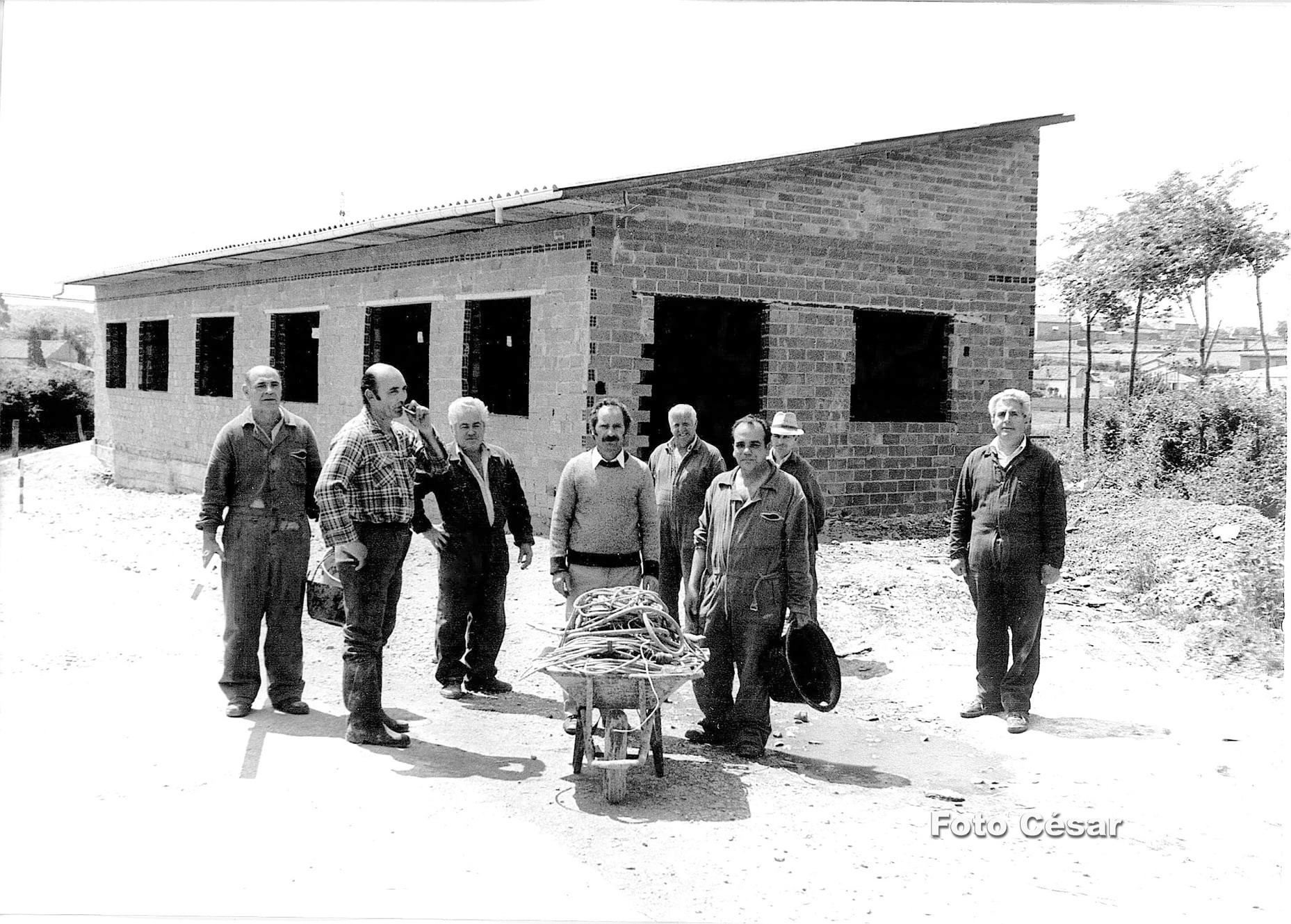 En construci�n el local de la asociaci�n de Vecinos San Juan Bautista en Trema�es por los propios directivos. 3-6-1978.jpg