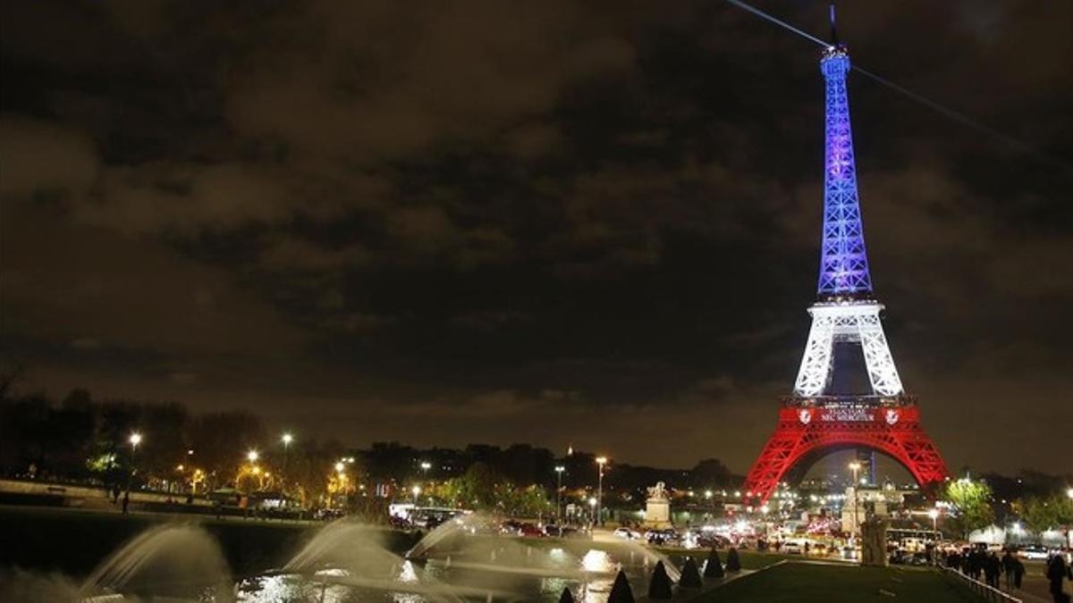 La torre Eiffel, iluminada con los colores de la bandera nacional francesa, tras los atentados de París, el 16 de noviembre del 2015.