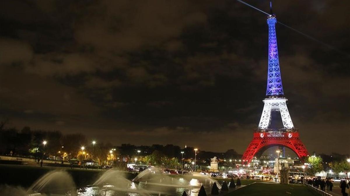 La torre Eiffel il·luminada amb els colors brillants de la bandera nacional francesa després dels atemptats.