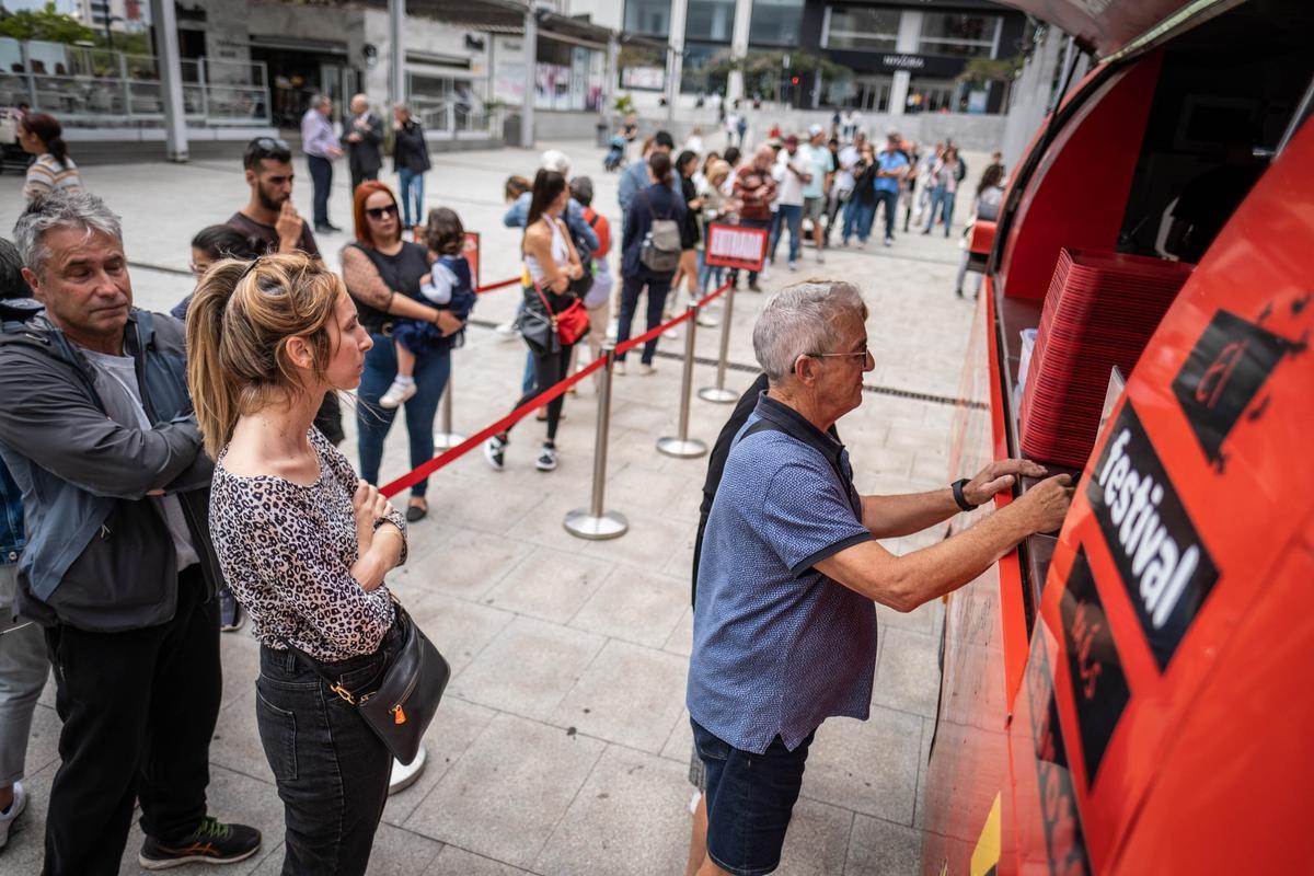 Colas en el estreno en Tenerife de GoXo, la food truck de Dabiz Muñoz