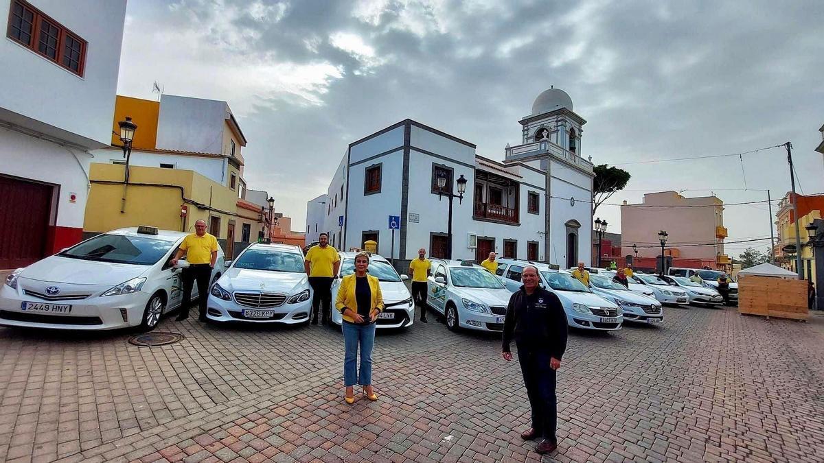 La alcadesa, Ana Hernández, y el concejal Domingo González, este viernes, junto varios taxistas.