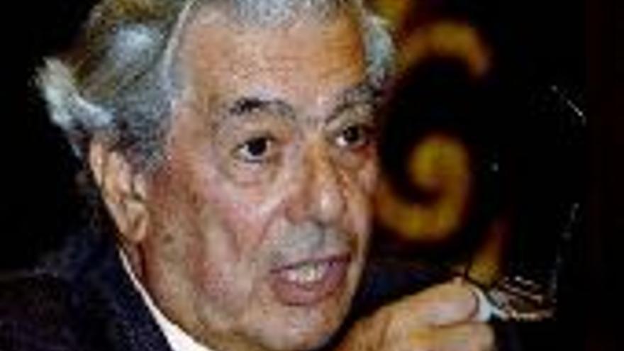 Vargas Llosa regresa con un libro de amor e intereses