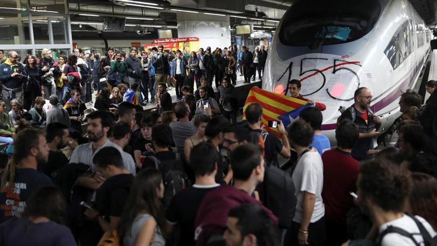 Manifestantes colocan una pancarta con el número &quot;155&quot; en la cabeza de un AVE