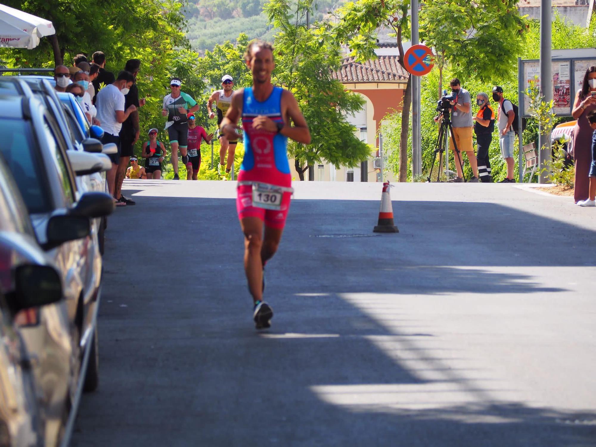 Alfonso Bastos y Katherine Mills ganan en Baena el primer triatlón cordobés tras el confinamiento