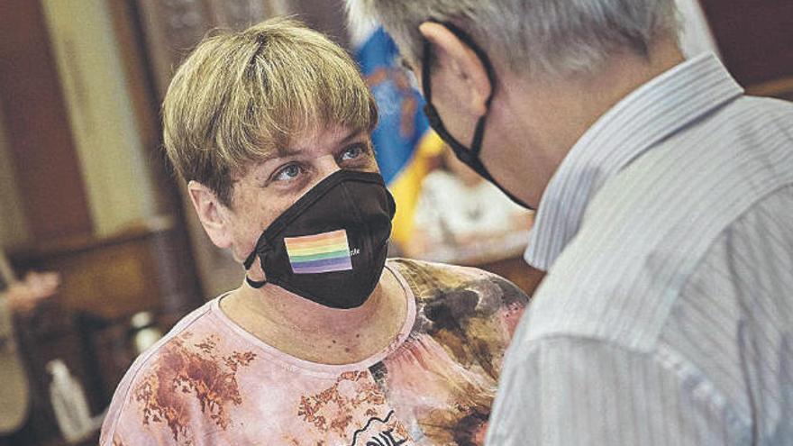 Lola Espinosa, de Podemos, con mascarilla con bandera LGTBI.