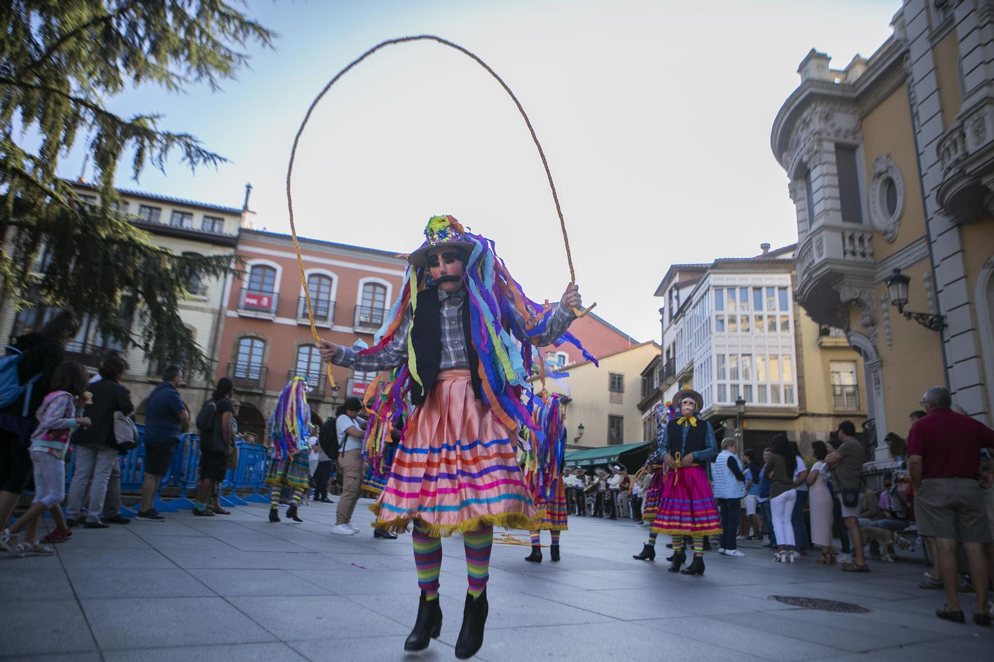 El festival de música y danzas populares llena las calles de Avilés de color