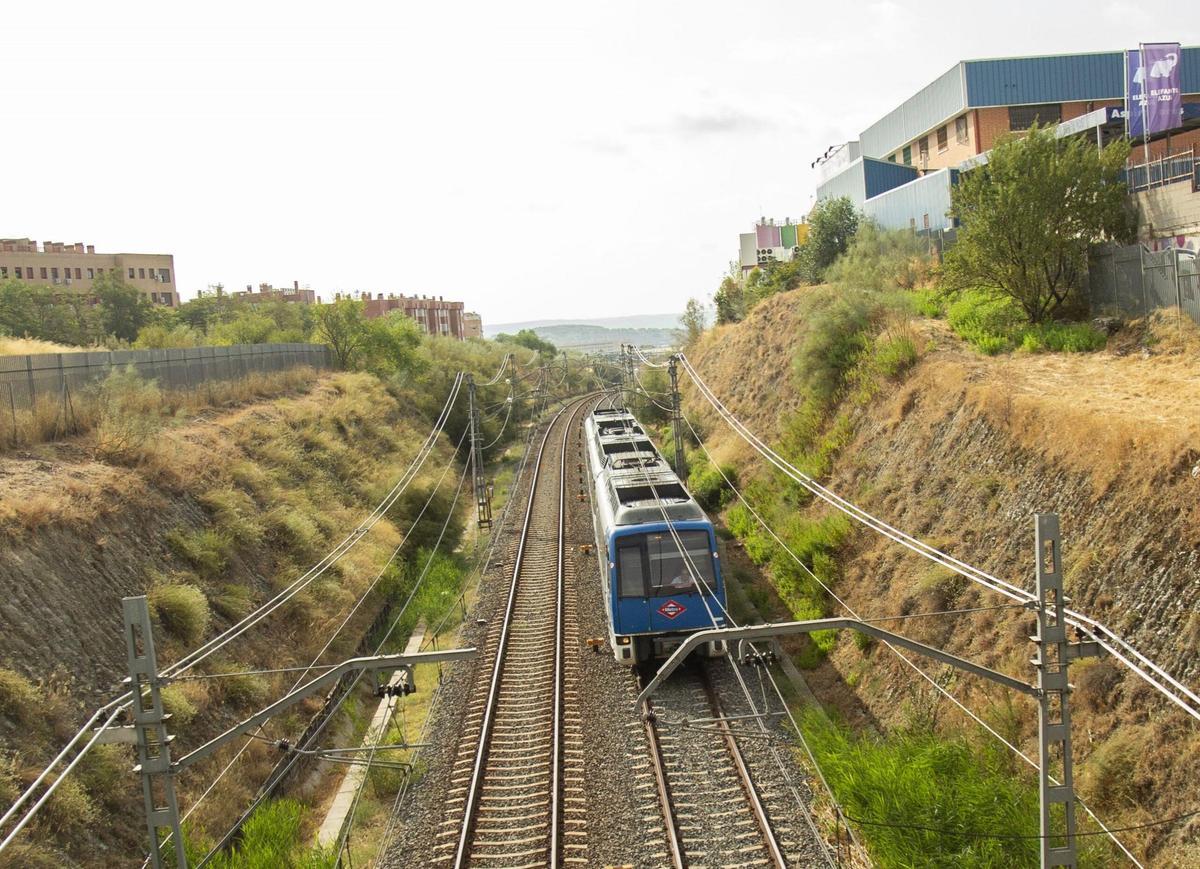 El metro, a su paso por Rivas Vaciamadrid.