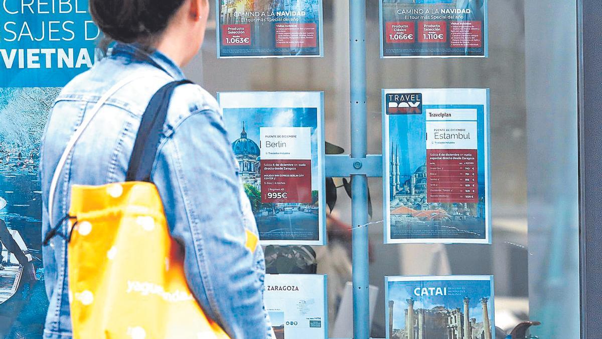 Una mujer observando vuelos charter desde el aeropuerto de Zaragoza.
