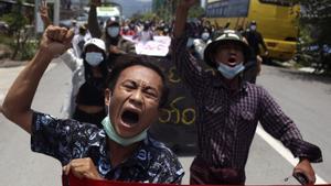 Un grupo de manifestantes en una protesta contra el golpe de Estado del 1 de febrero de 2021 en Birmania en mayo.