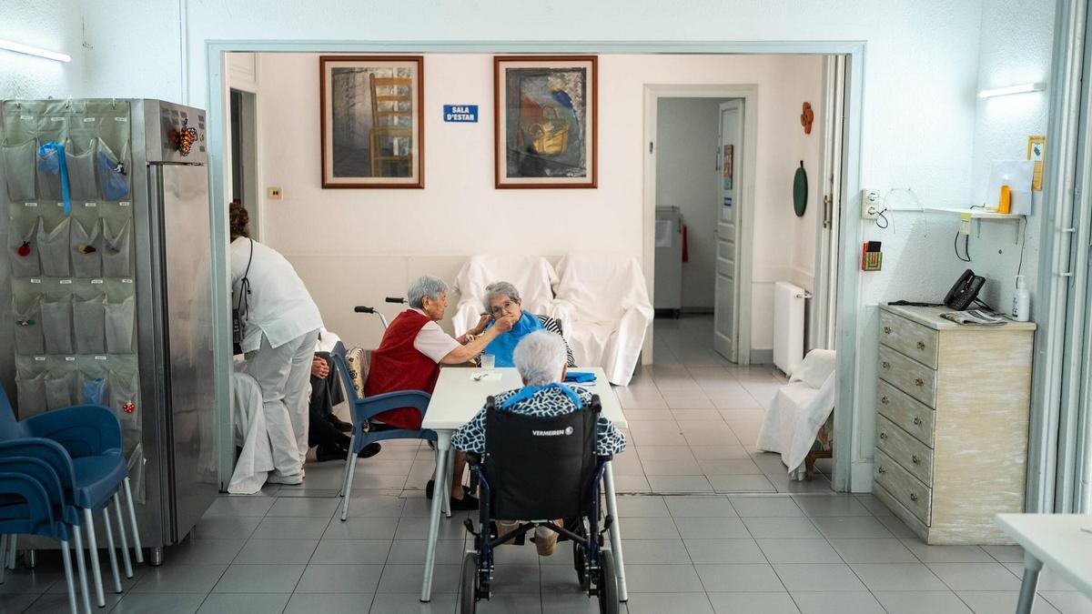 Personal atendiendo a residentes en un geriátrico de Barcelona.