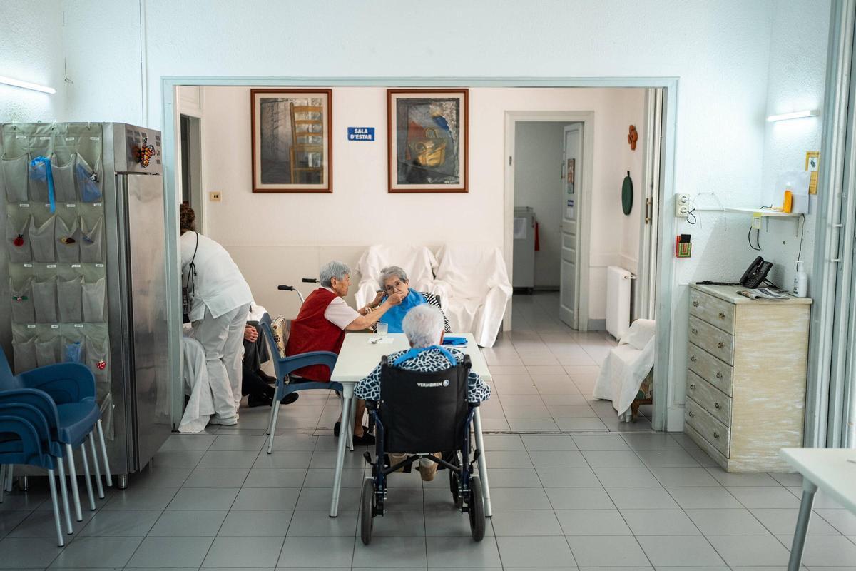 Personal atendiendo a residentes en un geriátrico de Barcelona. Personal atendiendo a residentes en un geriátrico de Barcelona.