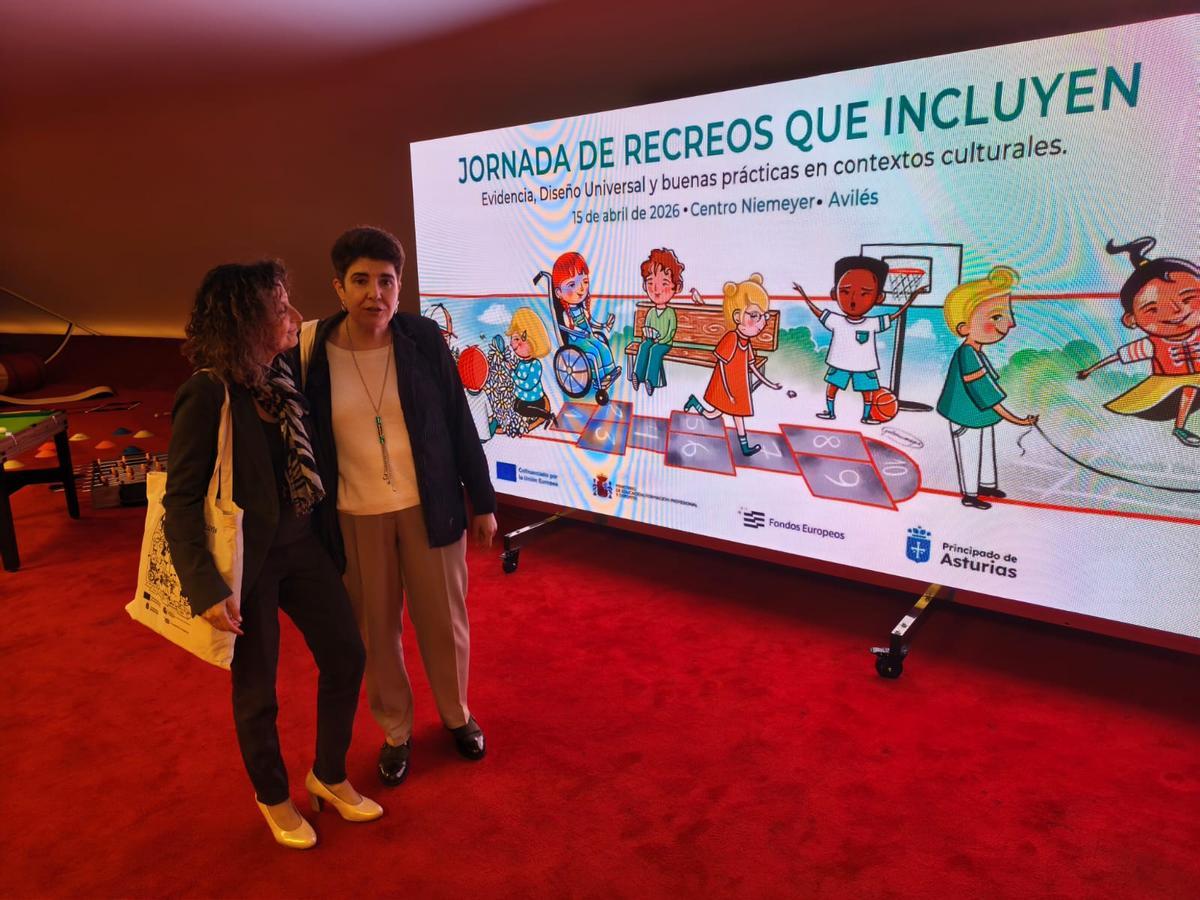 Eva Ledo y María Dolores Bueno, ayer, en el Niemeyer.