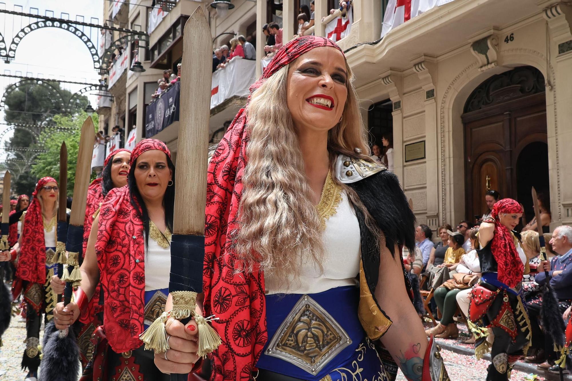 Alcoy se entrega al espectáculo de las tropas cristianas