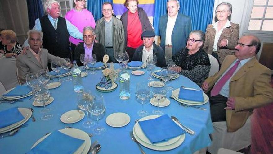 Foto de familia de los homenajeados con los representantes de IU.