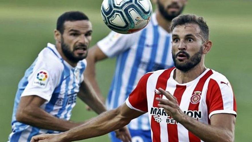 Cristhian Stuani, controlant una pilota ahir a La Rosaleda.