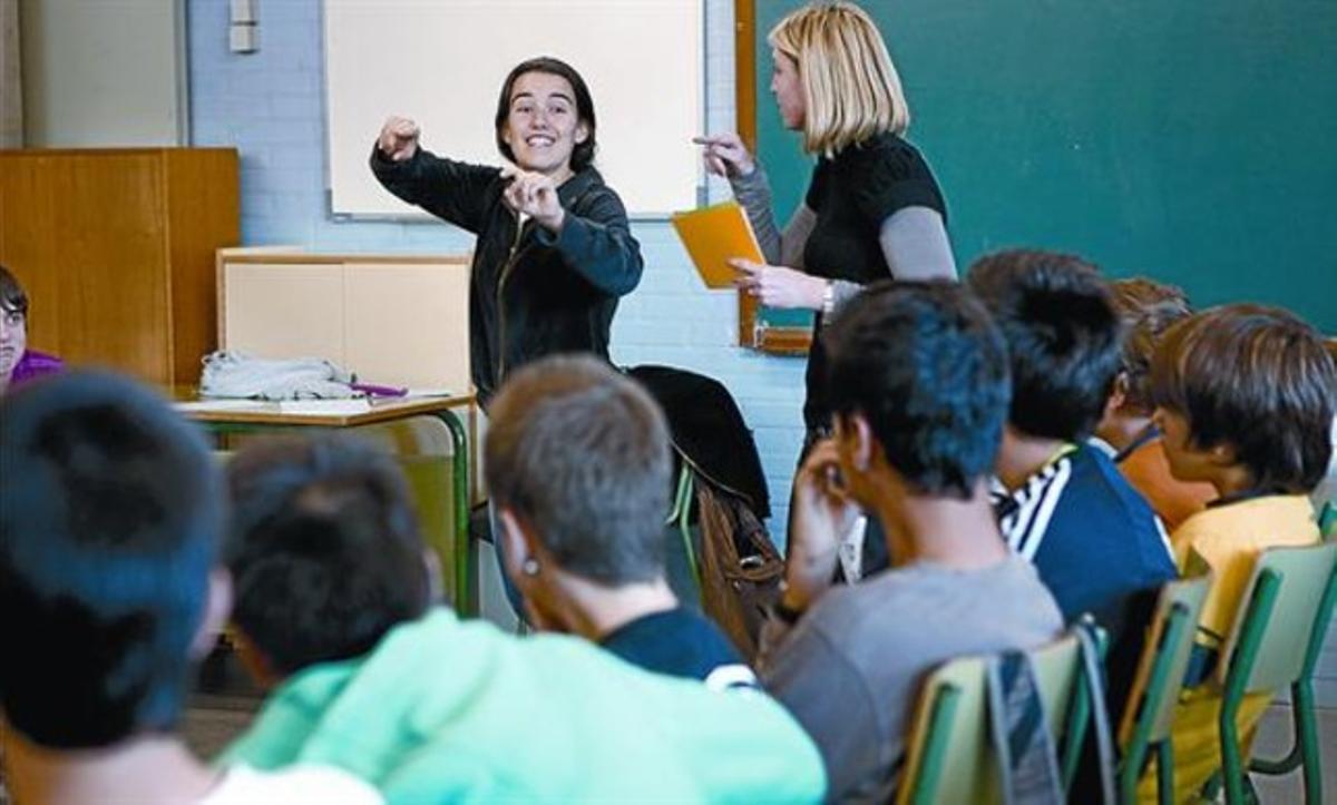 La Nerea -a la dreta- i la Laura imparteixen el taller contra la violència masclista en un institut de Mollet, dimarts. La Nerea -a la dreta- i la Laura imparteixen el taller contra la violència masclista en un institut de Mollet, dimarts.
