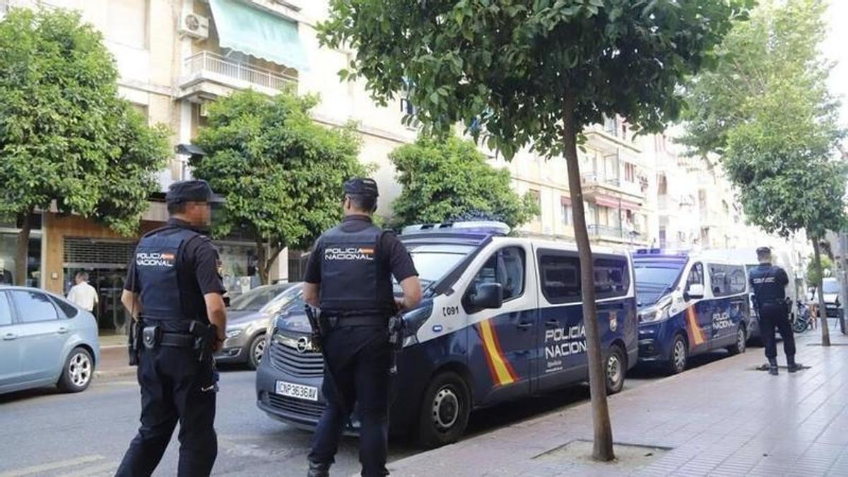 ASESINATO MACHISTA LA FUENSANTA CÓRDOBA |\ Un hombre se atrinchera con un machete en un inmueble de Córdoba tras asesinar a su exmujer
