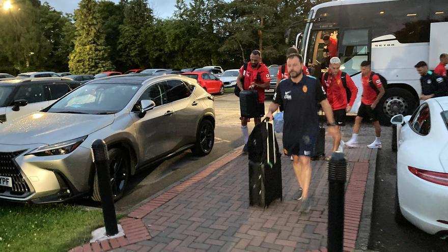 El Mallorca aterriza en Inglaterra para la pretemporada: &quot;Qué fresco hace por aquí&quot;