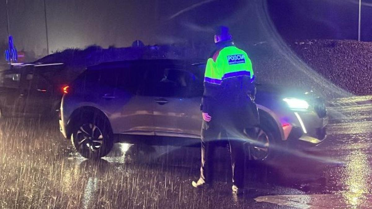 Un agente de Mossos en un control durante el temporal en Amposta