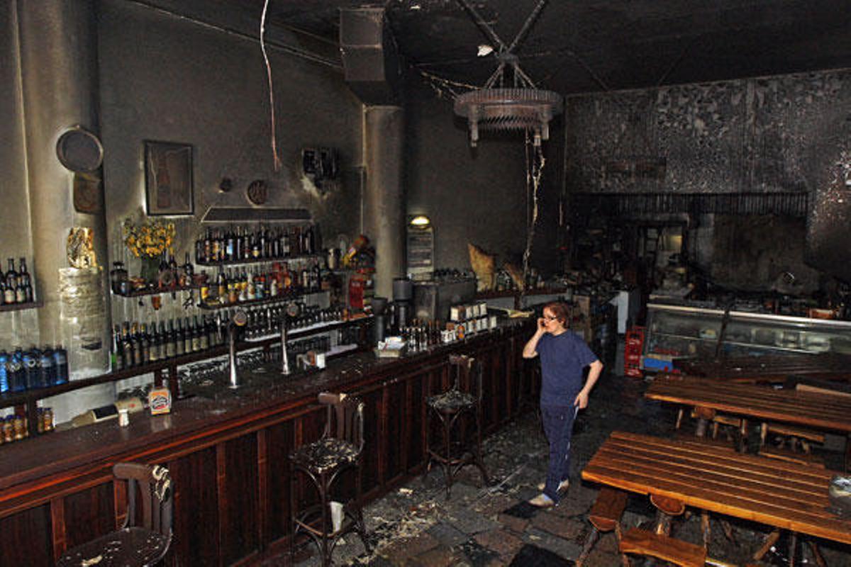 Estado en el que quedó el interior de "El Orensano" tras el incendio. // Marta G. Brea