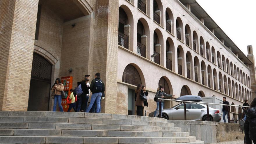 Entrada de la Facultat d&#039;Educació i Turisme de la Universitat de Girona amb alguns estudiants entrant i sortint de l&#039;edifici el 4 de març de 2020