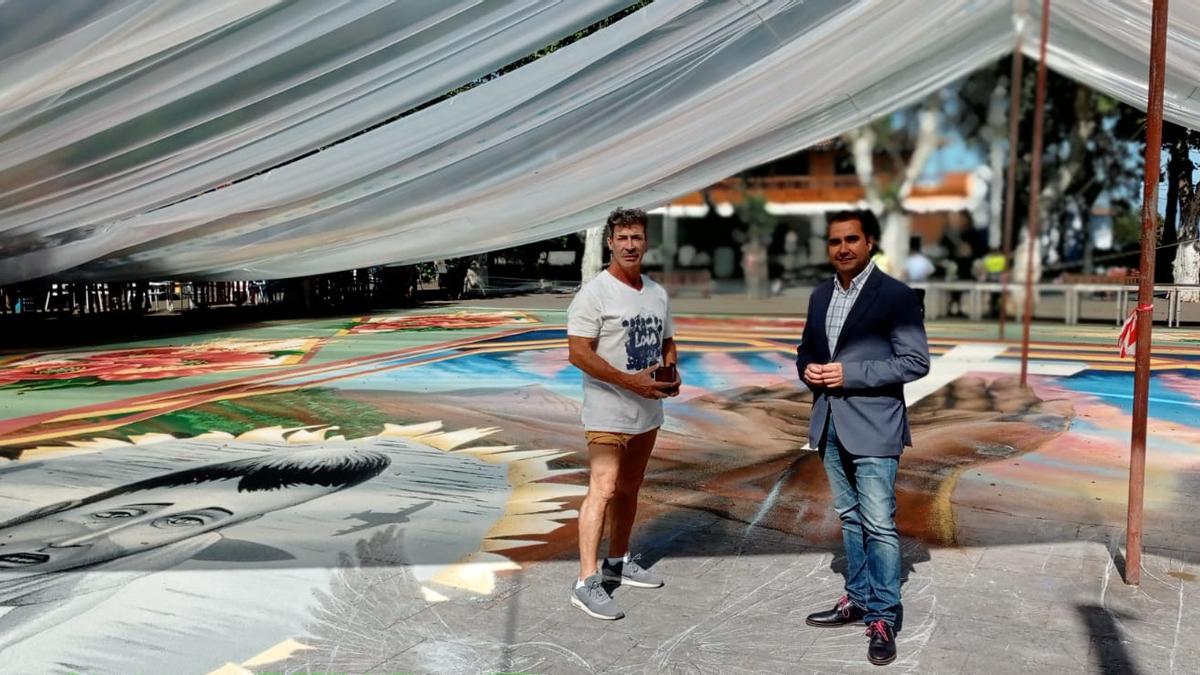 Juan Fajardo y Jose Daniel Díaz junto a la alfombra del Corpus de 2022