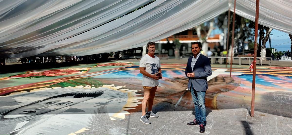 Juan Fajardo y Jose Daniel Díaz junto a la alfombra del Corpus de 2022