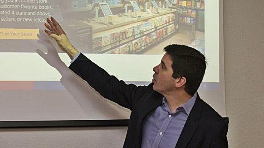 Santiago Gallino muestra un nuevo modelo de tienda física durante una conferencia.